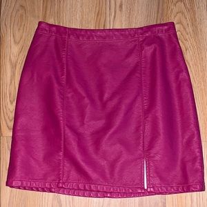 Pink faux leather skirt with zipper and slit